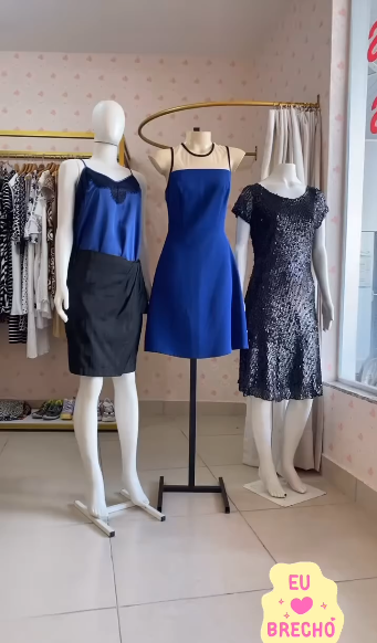 Vitrine com manequins e looks na loja Cianinha