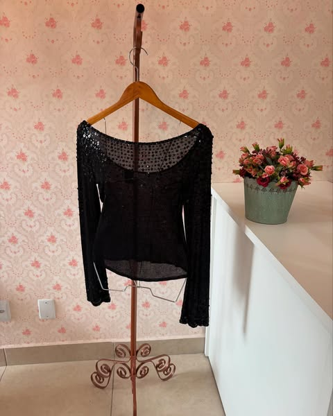 Interior da loja Cianinha com peça em destaque no cabide